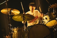 鈴木健人（Dr）（撮影：鳥居洋介）