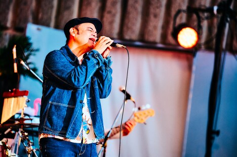 比嘉栄昇（Vo, G）（撮影：浜野カズシ）