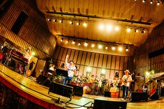 BEGINが全国ツアーを完走、14年ぶりの日比谷野音で体現したノスタルジア