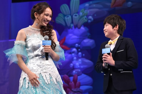 顔を見合わせる豊原江理佳、野地祐翔。