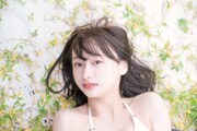 人気画像2位は「日向坂46影山優佳、美しい砂浜に寝転ぶ」より、影山優佳（日向坂46）1st写真集「知らないことだらけ」特典クイズ（ポスト）カード。（撮影：新津保建秀［扶桑社刊］）