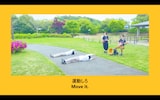運動するアグネス吉井(左)と演奏する左右(右)。