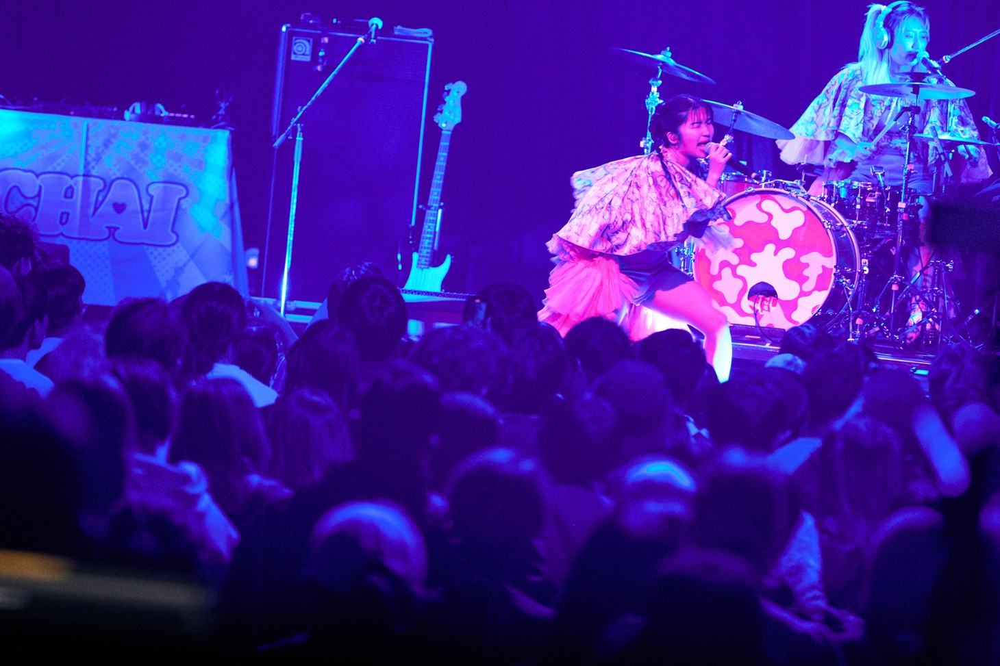 「NEO KAWAII FESTIVAL 2023」よりCHAIのステージの様子。（Photo by Yoshio Nakaiso）