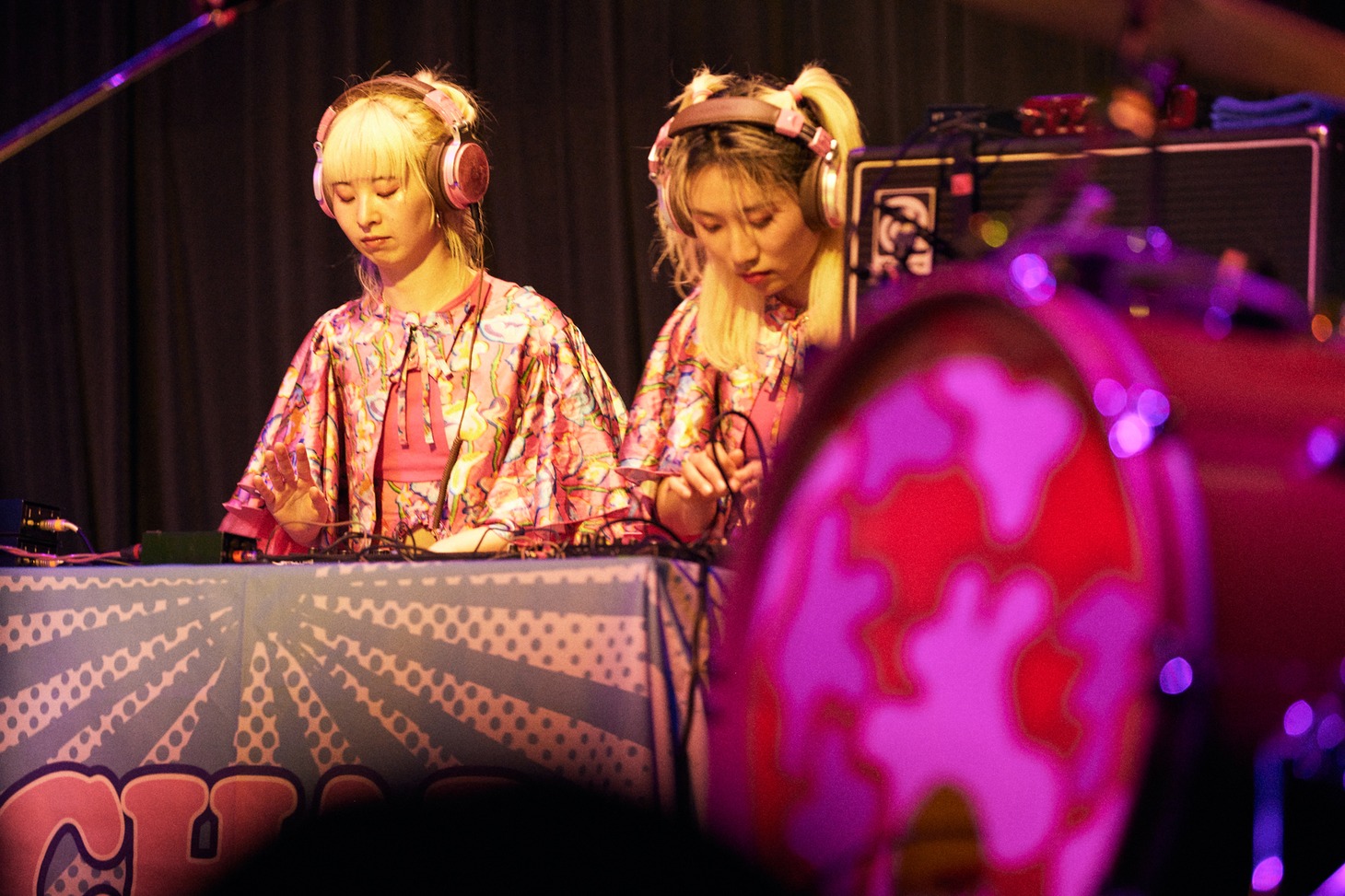 左からCHAIのユウキ（B, Cho）、ユナ（Dr, Cho）。（Photo by Yoshio Nakaiso）
