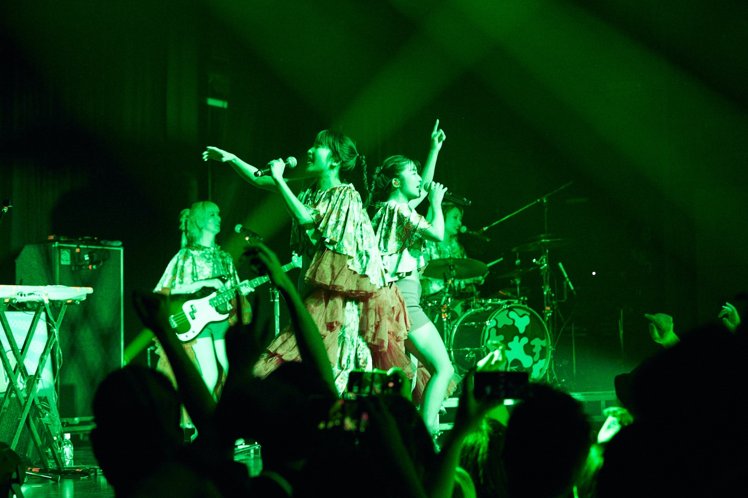 「NEO KAWAII FESTIVAL 2023」よりCHAIのステージの様子。（Photo by Yoshio Nakaiso）