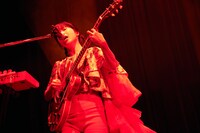 カナ（Vo, G / CHAI）（Photo by Yoshio Nakaiso）