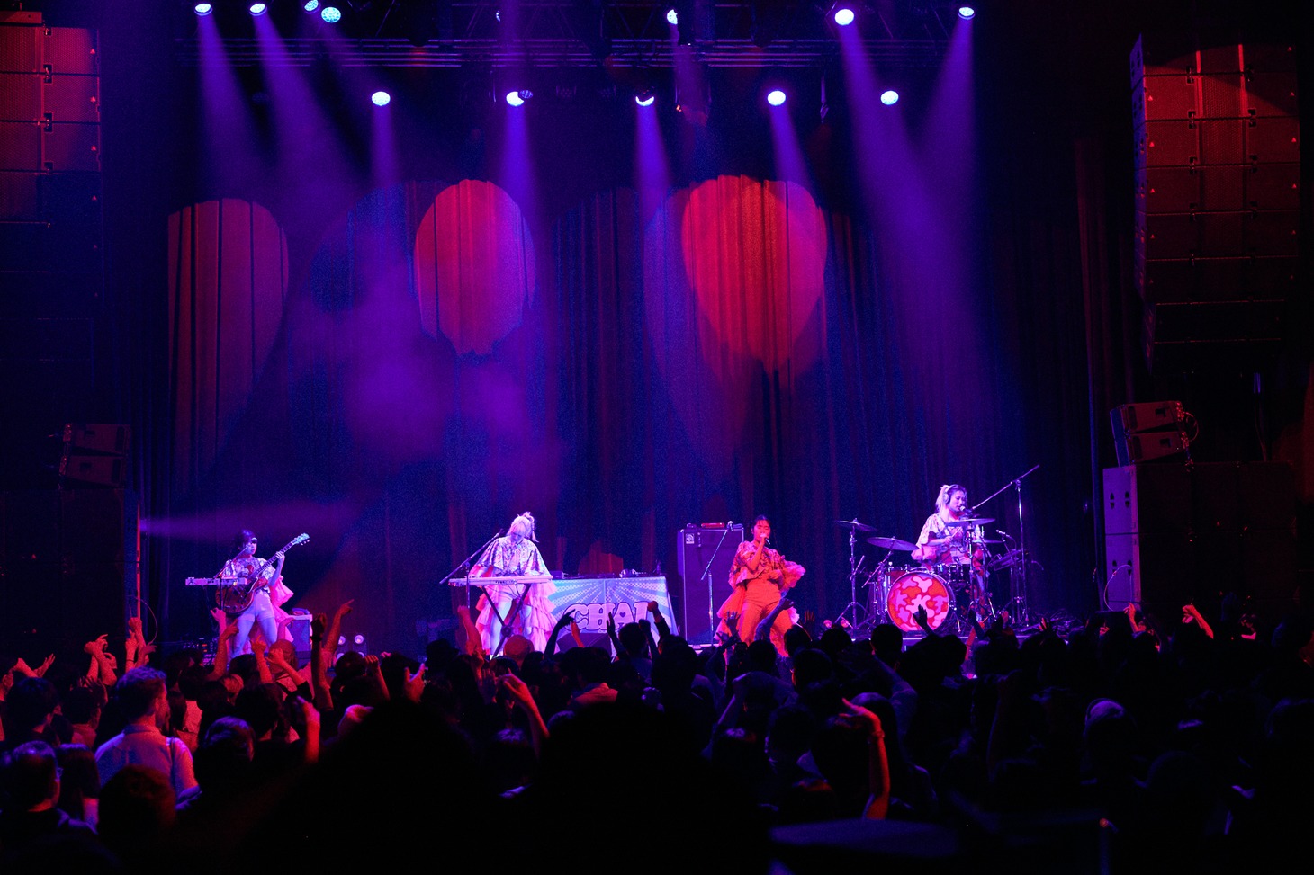 「NEO KAWAII FESTIVAL 2023」よりCHAIのステージの様子。（Photo by Yoshio Nakaiso）