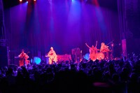 「NEO KAWAII FESTIVAL 2023」よりCHAIのステージの様子。（Photo by Yoshio Nakaiso）