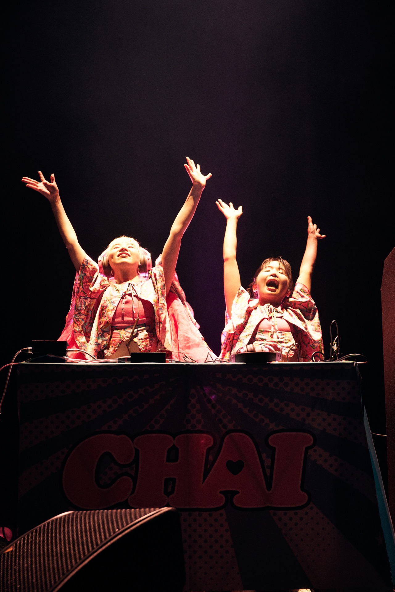 左からCHAIのユウキ（B, Cho）、マナ（Vo, Key）。（Photo by Yoshio Nakaiso）
