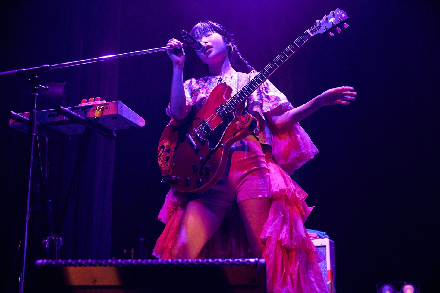 カナ（Vo, G / CHAI）（Photo by Yoshio Nakaiso）