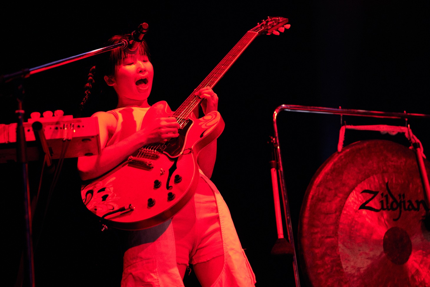 カナ（Vo, G / CHAI）（Photo by Yoshio Nakaiso）