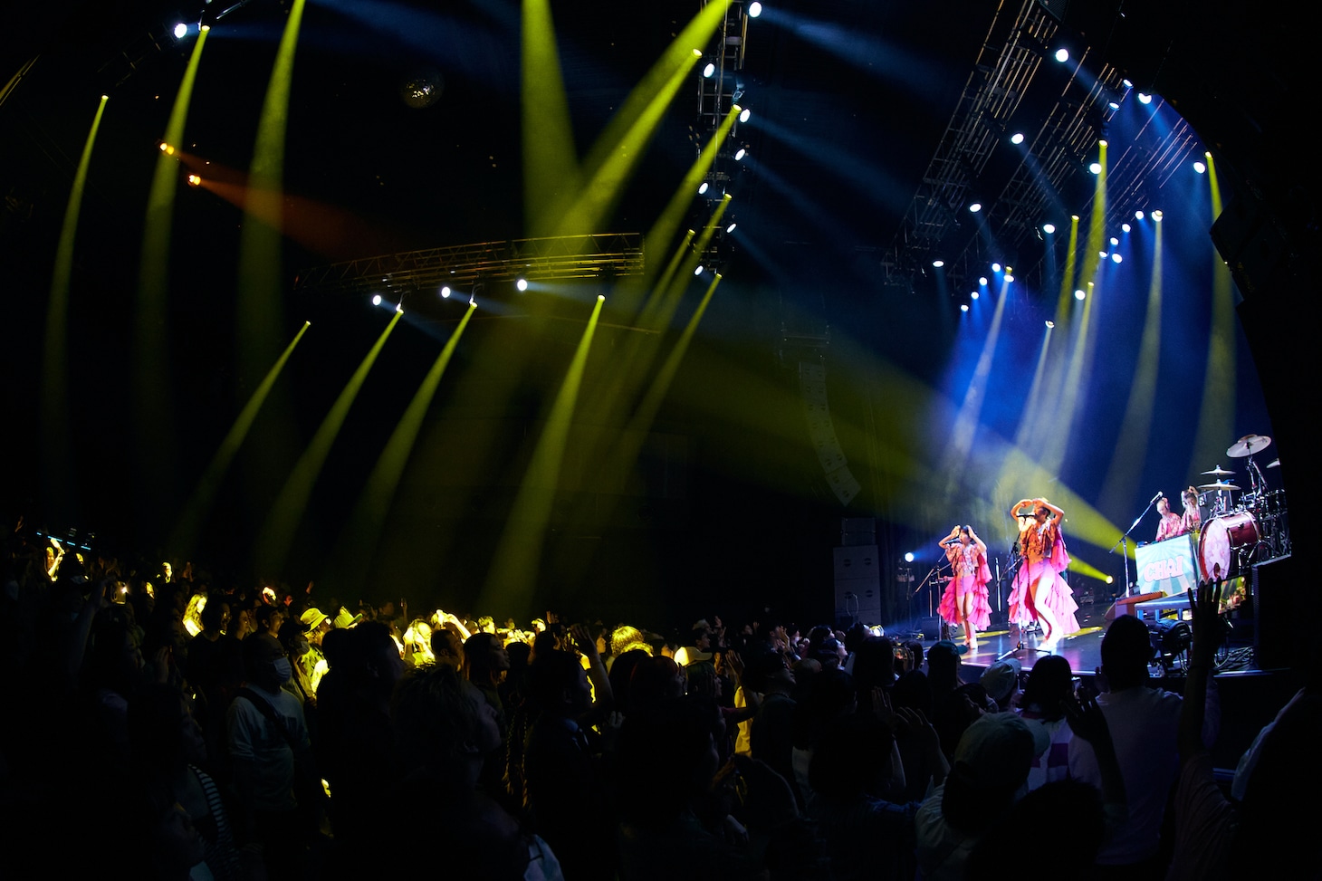「NEO KAWAII FESTIVAL 2023」よりCHAIのステージの様子。（Photo by Yoshio Nakaiso）
