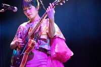 カナ（Vo, G / CHAI）（Photo by Yoshio Nakaiso）