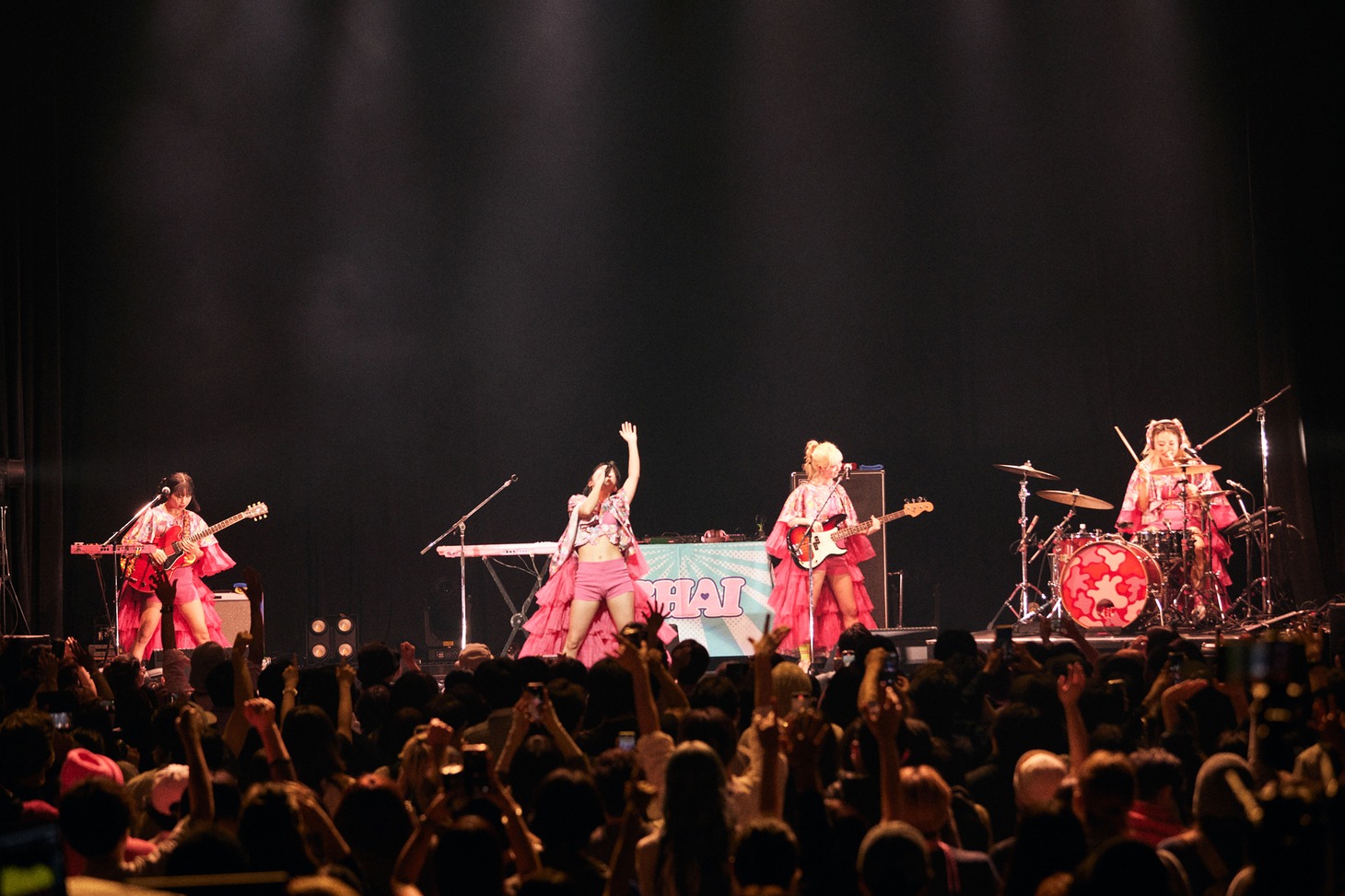 「NEO KAWAII FESTIVAL 2023」よりCHAIのステージの様子。（Photo by Yoshio Nakaiso）