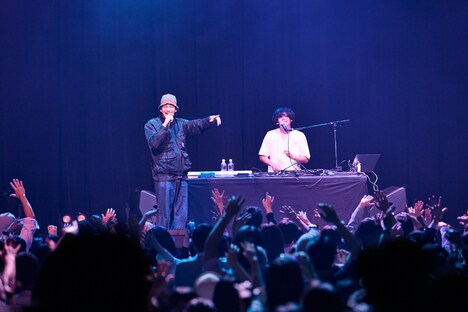 STUTSとプム・ヴィプリットのコラボパフォーマンスの様子。