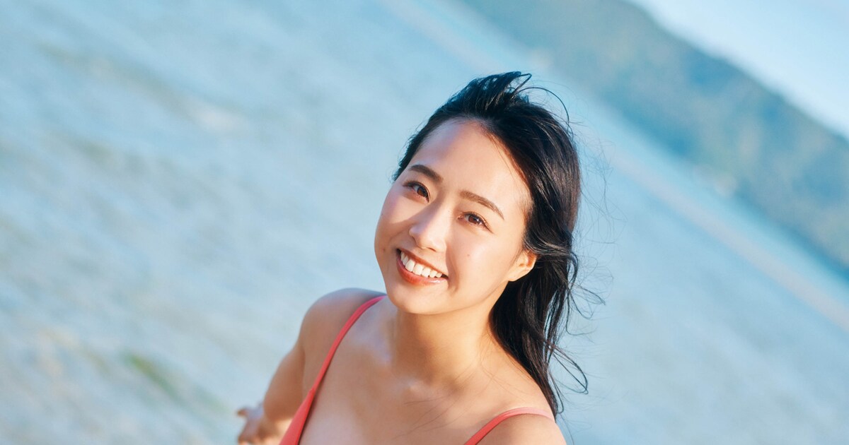 NMB48加藤夕夏がオレンジの水着で笑顔、名前にちなんだ場所で 