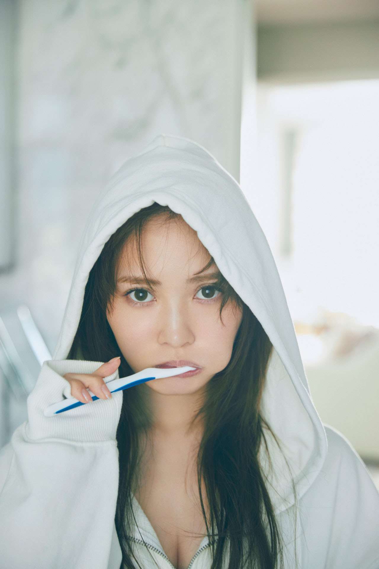 加藤史帆（日向坂46）の1st写真集「#会いたい」より。（撮影：三瓶康友）