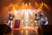 「旧石器PIZZA」を歌う眉村ちあき（左）、大森靖子（右）。（撮影：樋口涼）