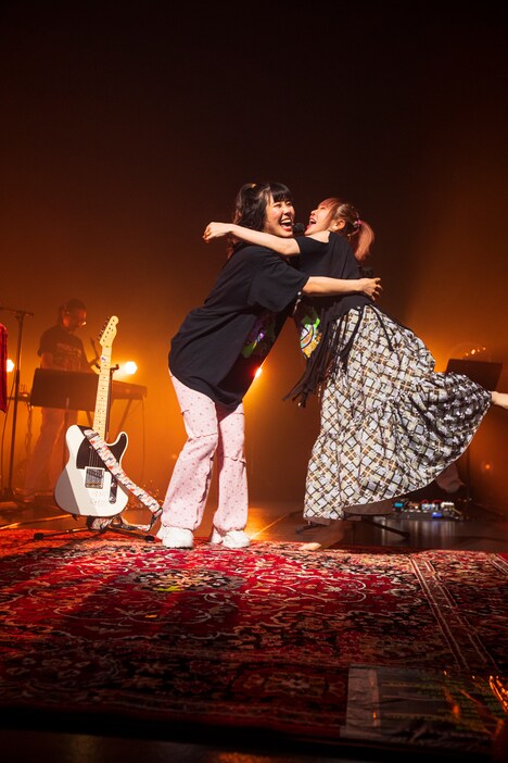 抱き合う眉村ちあき（左）、大森靖子（右）。（撮影：樋口涼）