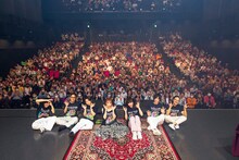 「眉村ちあきの音楽隊 -Episode 3- “列島を立ち昇る 一角獣の誘い”」東京・EX THEATER ROPPONGI公演の記念撮影の様子。（撮影：樋口涼）