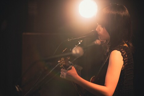 畳野彩加（Vo, G）（撮影：廣田達也）