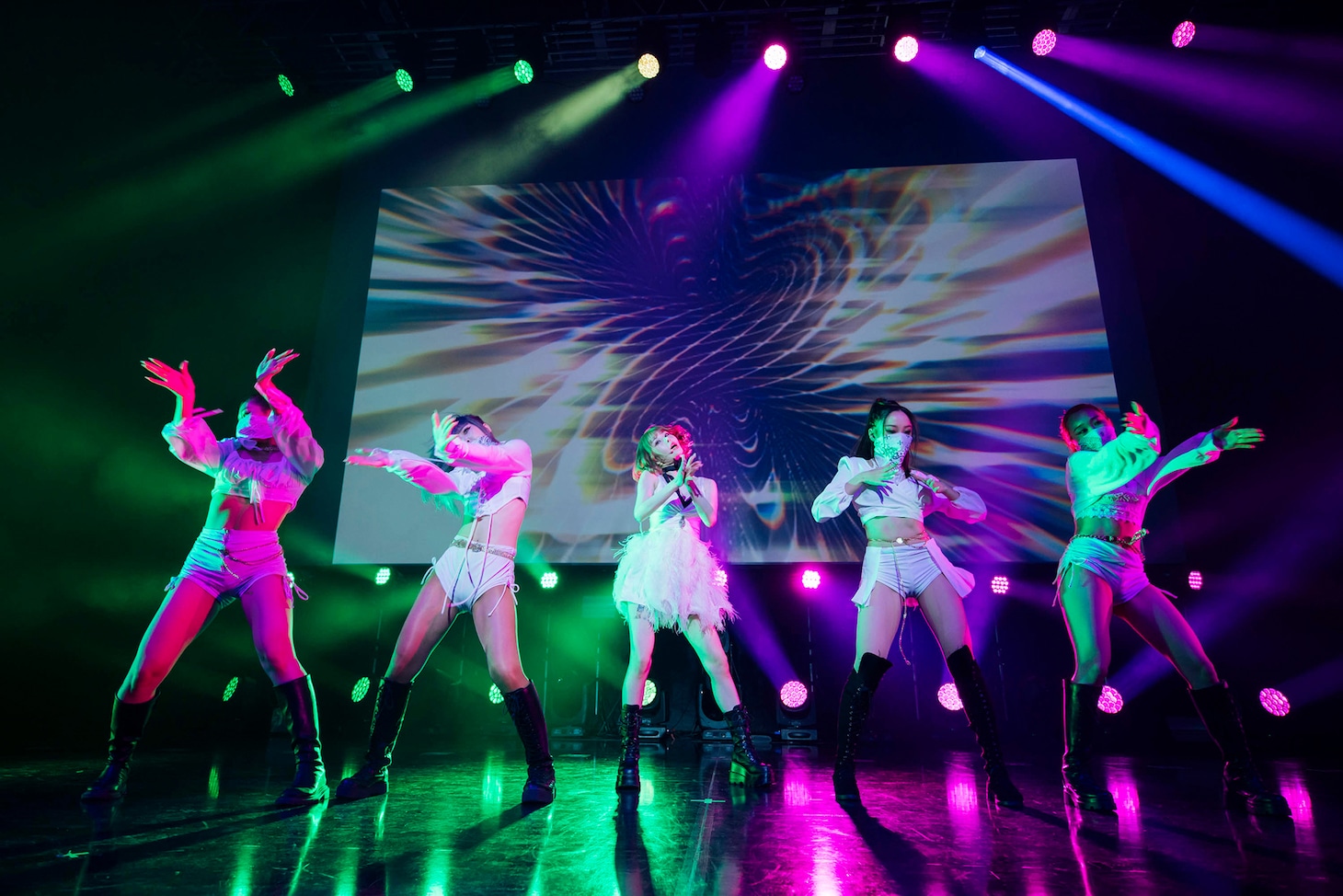 戦慄かなのと戦慄ビッチーズ。（Photo by yokoyama masato）