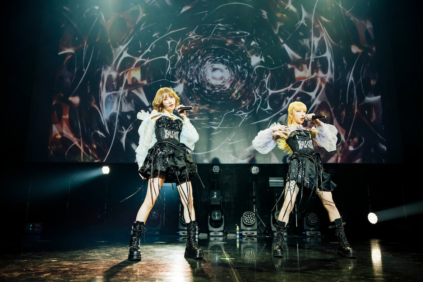 悪魔のキッス。左から戦慄かなの、かてぃ。（Photo by yokoyama masato）