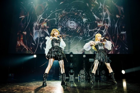 悪魔のキッス。左から戦慄かなの、かてぃ。(Photo by yokoyama masato)