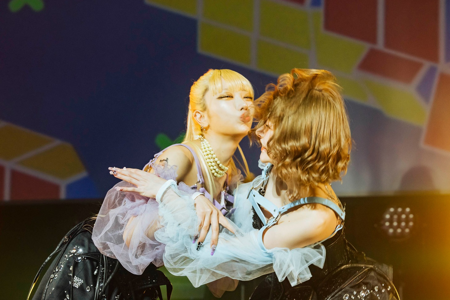戦慄かなの（右）に迫るかてぃ（左）。（Photo by yokoyama masato）