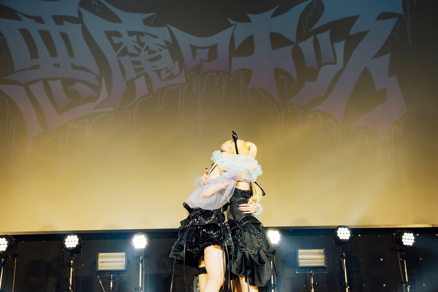 抱き合う悪魔のキッス。（Photo by yokoyama masato）