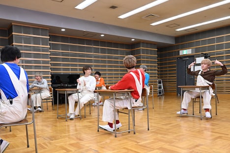 ガッツポーズをするマサヒロ（右）。