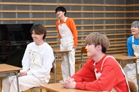 起立するハル（奥）。