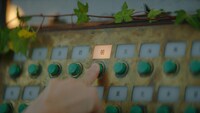 「淡麗グリーンラベル」テレビCM「GREEN JUKEBOX 居篇」より。