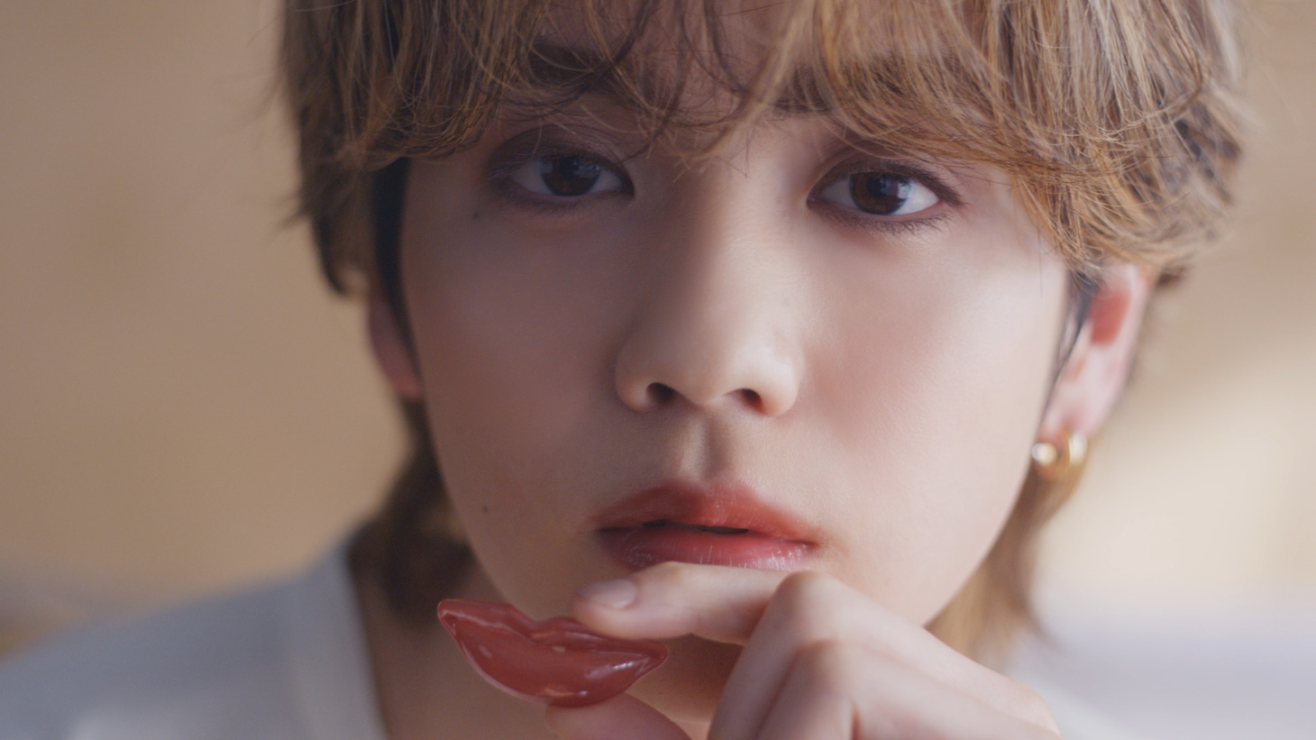 「ヴィセ」新テレビCM「ネンマクフェイク ルージュ」編より。