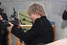 メンバーを撮影するシューヤ。