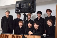 撮影した写真をチェックする超特急。