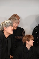 撮影した写真をチェックする超特急。