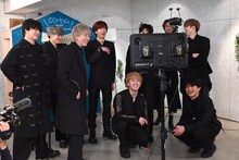 撮影した写真をチェックする超特急。