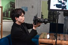 メンバーを撮影するタクヤ。