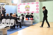 納得のいかない様子で戻ってくるリョウガ（右）。