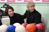 投球を見守るタカシとシューヤ。