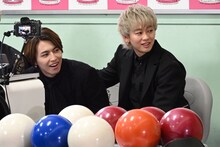 投球を見守るタカシとシューヤ。