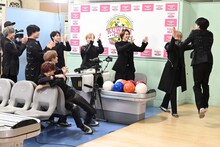 喜ぶハル（右）と落ち込むリョウガ（手前）。