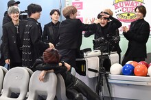 喜ぶハル（右から2番目）と落ち込むリョウガ（手前）。