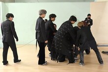 よってたかってリョウガのフォームを矯正する超特急。