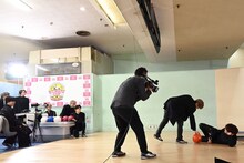 ふてくされるリョウガ（右）のもとにボールを運ぶユーキ。