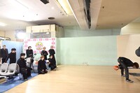 リーダー・リョウガ（右）の投球を見守る超特急の8人。