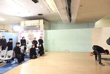 リーダー・リョウガ（右）の投球を見守る超特急の8人。