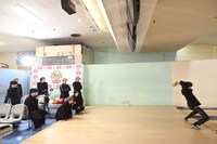 リーダー・リョウガ（右）の投球を見守る超特急の8人。