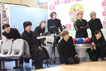 リーダーの投球を見守る超特急の8人。